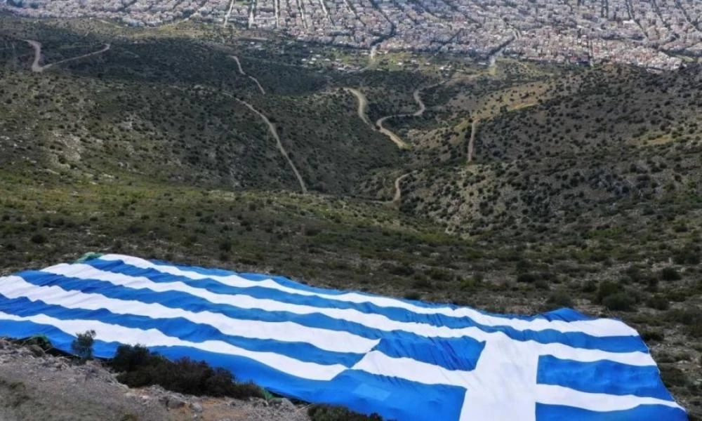 Στο πιο ψηλό σημείο του Υμηττού η ελληνική σημαία από τον δήμαρχο Γλυφάδας